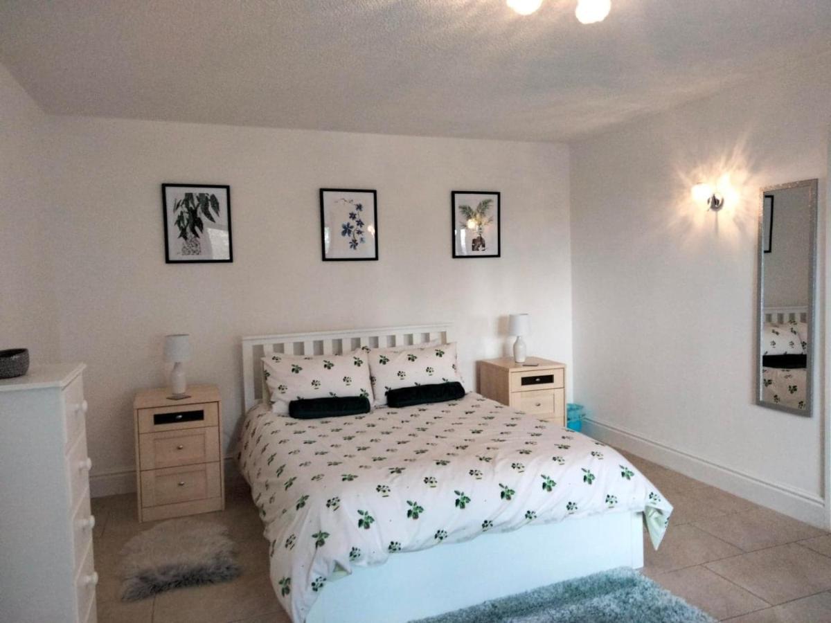 Mountain View Apartment - Short Drive To Beaches Bryngwran Exterior photo
